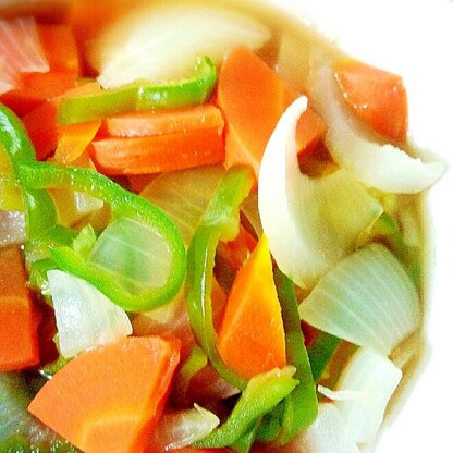 タマネギとニンジンとピーマンの彩り具沢山野菜スープ